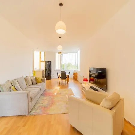 Pass The Keys - Spacious Flat, Royal Docks, London